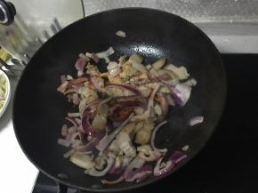 锅里加入辣椒酱、盐、糖炒一会，将肉和洋葱盛出。