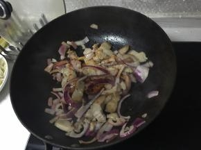 锅里加入辣椒酱、盐、糖炒一会，将肉和洋葱盛出。