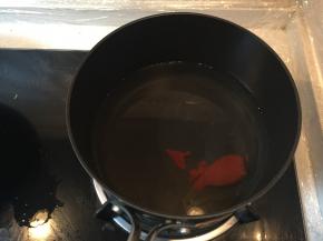 在锅里加入辣椒酱煮开。