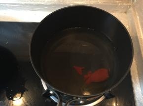 在锅里加入辣椒酱煮开。