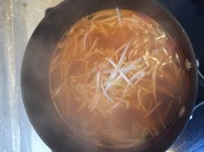 锅里加入豆芽煮熟。