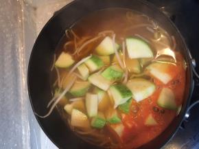 锅里加入西葫芦块继续煮。