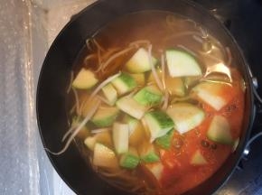 锅里加入西葫芦块继续煮。