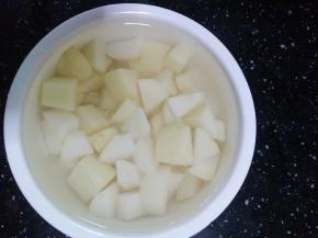 1.土豆切小块泡水中，五花肉切小块，姜蒜切片