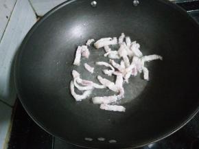 2.锅内放油下五花肉小火慢慢翻炒。