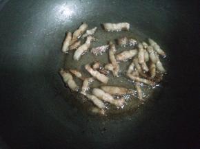 3.加入酱油和醋。