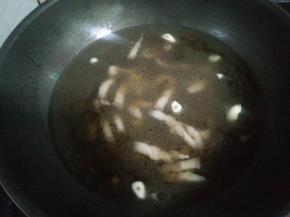 4翻炒几分钟后，放入姜蒜和小半锅开水，一勺盐、一勺糖。，