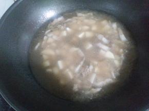 5.肉八成熟时加入土豆。