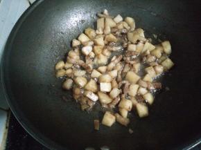 6．汤汁收紧后，再加入少量酱油上色即可出锅。