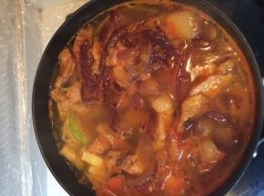 将煸好的肉片、洋葱加入锅里，加入盐、辣椒酱继续煮开。