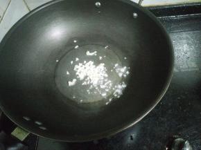 2.锅内放油下蒜炒香。
