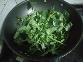 3.放入空心菜大火爆炒。