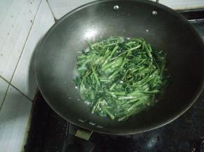 4.加入适量盐和水，炒熟后即可出锅。