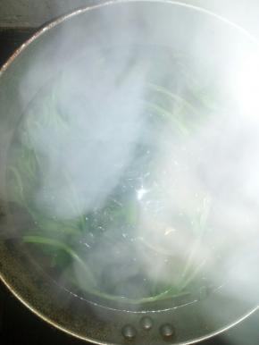 洗好的波菜放在烧开的水中焯一下，这样可以去除波菜中草酸钙，更有助钙的吸收。