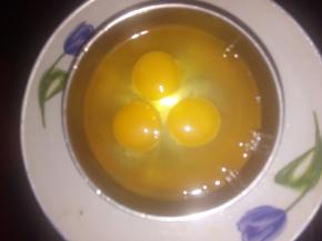 把鸡蛋打到碗里，用筷子搅拌均匀备用。