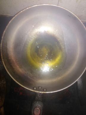 锅中放油，油热放葱花爆香。