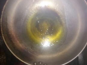 锅中放油，油热放葱花爆香。