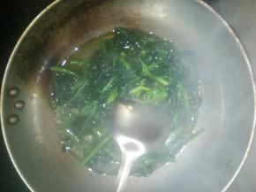 把锅中加水烧开，放波菜烧开。把鸡蛋倒锅分散开。