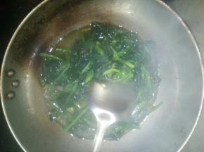 把锅中加水烧开，放波菜烧开。把鸡蛋倒锅分散开。