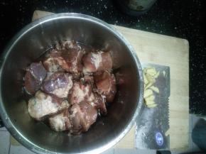 1.排骨买的时候让老板宰成小块，多冲洗几次用酱油料酒腌一下，姜蒜切片。
