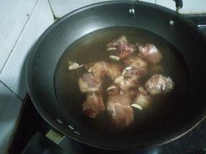2.锅内烧水煮开，将排骨煮一下，煮的时候再加点姜片和料酒。