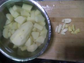 3.将土豆切小块，放入水中泡着备用。