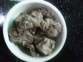 4.捞出排骨，过冷水冲洗一下。