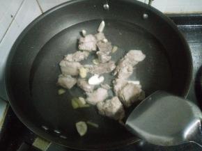 5.锅洗干净再放入排骨，姜蒜，加入适量的水。