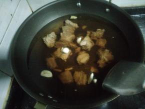 6.待锅内水少了三分之一时加入土豆，并加入酱油、豆瓣和少量盐。