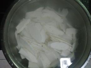 1.姜蒜切片，青椒切小方块，山药切片泡水中备用。