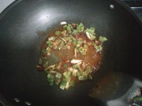 2.锅内放油下姜蒜炒香，放入青椒、豆瓣酱。