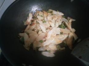 3.加入山药，翻炒均匀。