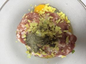 肉馅加入鸡蛋、姜、胡椒粉拌匀，打上劲。