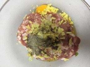 肉馅加入鸡蛋、姜、胡椒粉拌匀，打上劲。