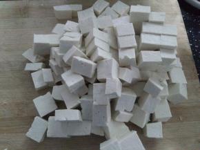 1.姜蒜切片，干辣椒切小段，豆腐切小块。