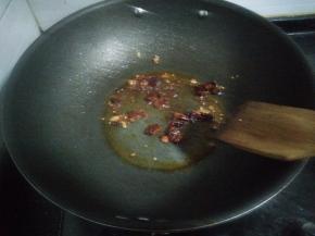 2.锅内放油下姜蒜、干辣椒、豆瓣酱炒香。