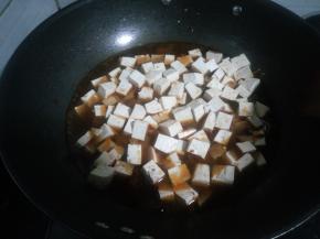 4.烧开后加入豆腐，放少量盐和酱油。