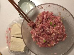 准备好调好的肉馅、馄饨皮、一碗水。