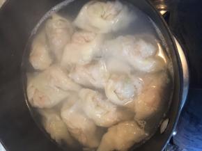 锅里烧开水将馄饨放进去，煮两开即可。