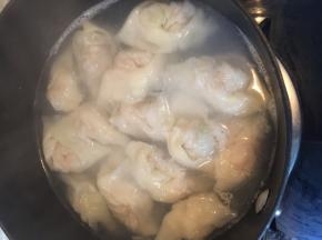 锅里烧开水将馄饨放进去，煮两开即可。