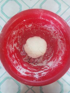 用烧开的水把面和好。