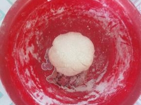 用烧开的水把面和好。