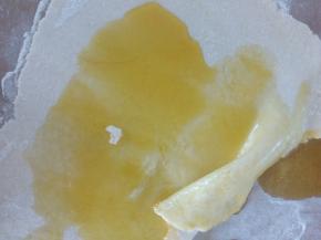 把面用擀面杖擀开，倒上油，放少量盐，卷起来。