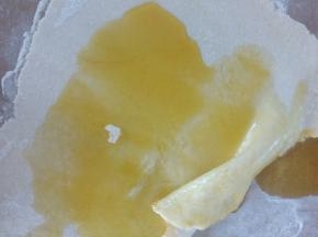 把面用擀面杖擀开，倒上油，放少量盐，卷起来。