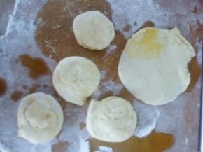 做成一个个的，用擀面杖擀成饼。