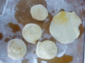 做成一个个的，用擀面杖擀成饼。