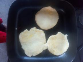 放锅里烙，擀的不太好看，但‘丑桔’都好吃。