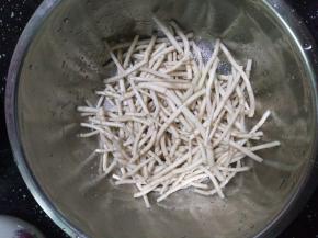 1.折耳根摘掉细根洗干净用盐腌十多分钟。