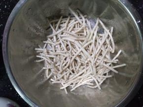 1.折耳根摘掉细根洗干净用盐腌十多分钟。