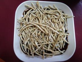 2.出水后，去掉多余的盐水，放入酱油和少量醋。